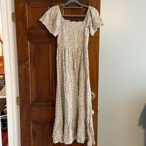 Maternity dress. Never worn and I no longer need it.